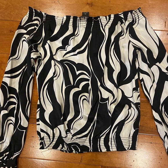 White House Black Market Black and White Off-Shoulder Blouse - Picture 8 of 9